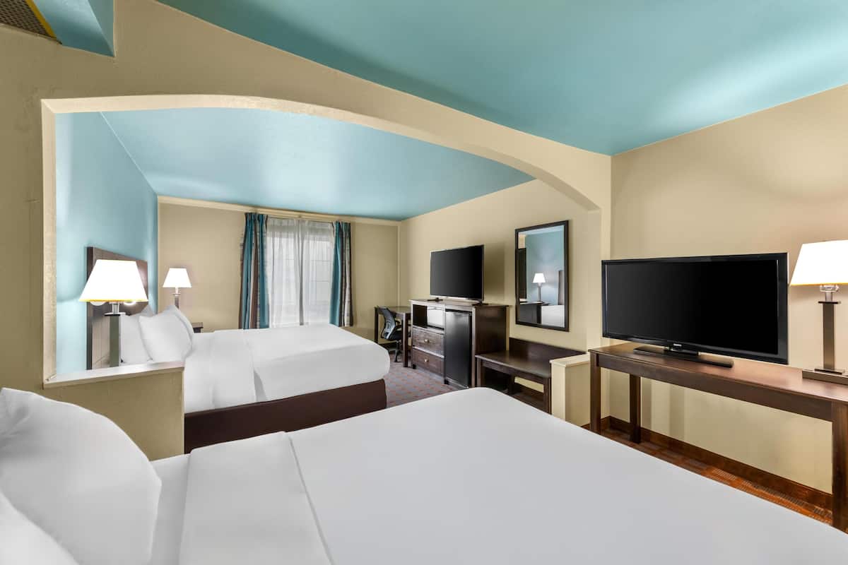 客房 (1 King and 1 Queen Bed) | 房內夾萬、手提電腦工作空間、熨斗/熨衫板、免費 Wi-Fi