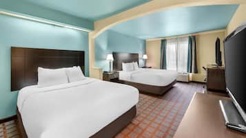 Rom (1 King and 1 Queen Bed) | Safe på rommet, skrivebord for bærbar PC og strykejern/-brett