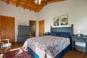 3 bedrooms, desk, iron/ironing board, free WiFi - Charming Cabin with Incredible Mountain Views (Bostic)