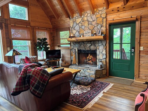 Charming Cabin with Incredible Mountain Views