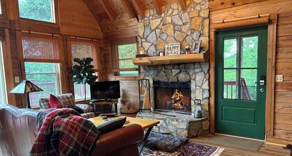 Charming Cabin with Incredible Mountain Views