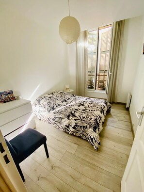 2 Schlafzimmer, Schreibtisch, Bügeleisen/Bügelbrett, Reisekinderbett