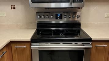 Comfort Condo, 2 Bedrooms, Poolside | Private kitchen