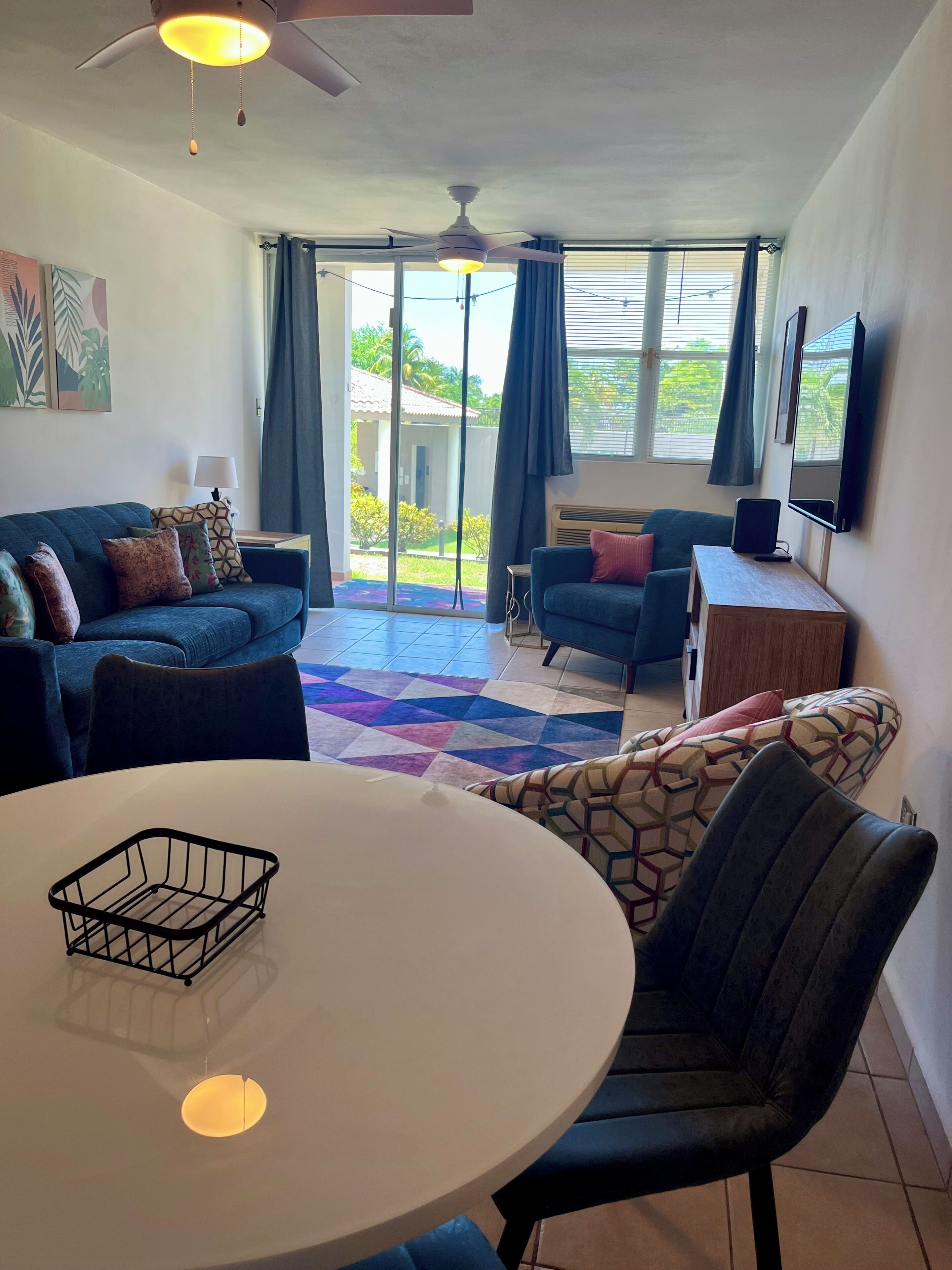 Comfort Condo, 2 Bedrooms, Poolside | Living area