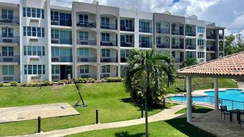 Comfort Condo, 2 Bedrooms, Poolside | Garden view