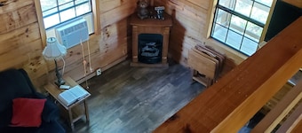 Charming 1-bedroom cabin in Winona. Close 50 minutes to Starkville for games.