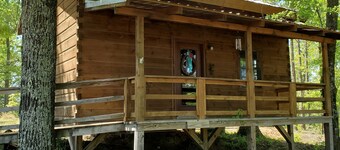 Charming 1-bedroom cabin in Winona. Close 50 minutes to Starkville for games.