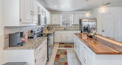 Spacious 5-bedroom bungalow in charming McKinney with huge parking space