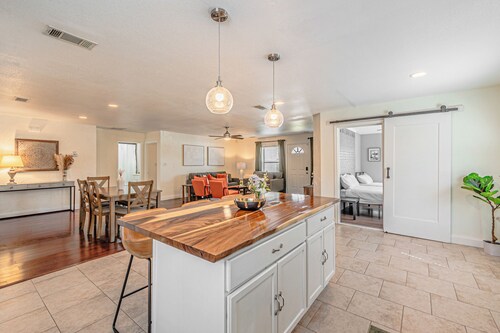 Spacious 5-bedroom bungalow in charming McKinney with huge parking space