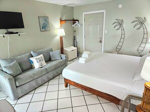 1 bedroom, iron/ironing board, WiFi, bed sheets - Condo BEST location in Gulf Shores by Public Beach - KING bed & FREE parking! (Gulf Shores)