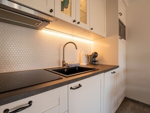 Fridge, dishwasher, cookware/dishes/utensils