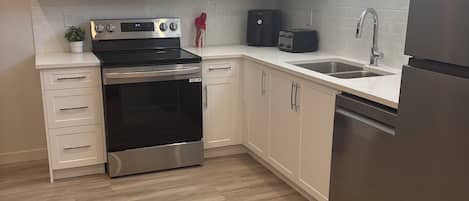 Frigorifero, microonde, forno, piano cottura