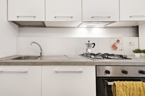 Refrigerador, horno, placa de cocina, utensilios de cocina