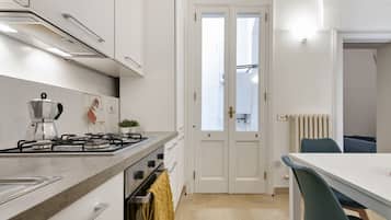 KylskÄp, ugn, spishÀll och grytor/köksredskap