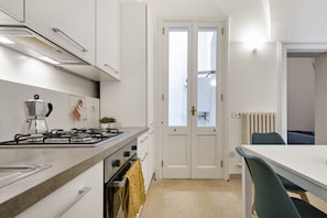 Fridge, oven, stovetop, cookware/dishes/utensils