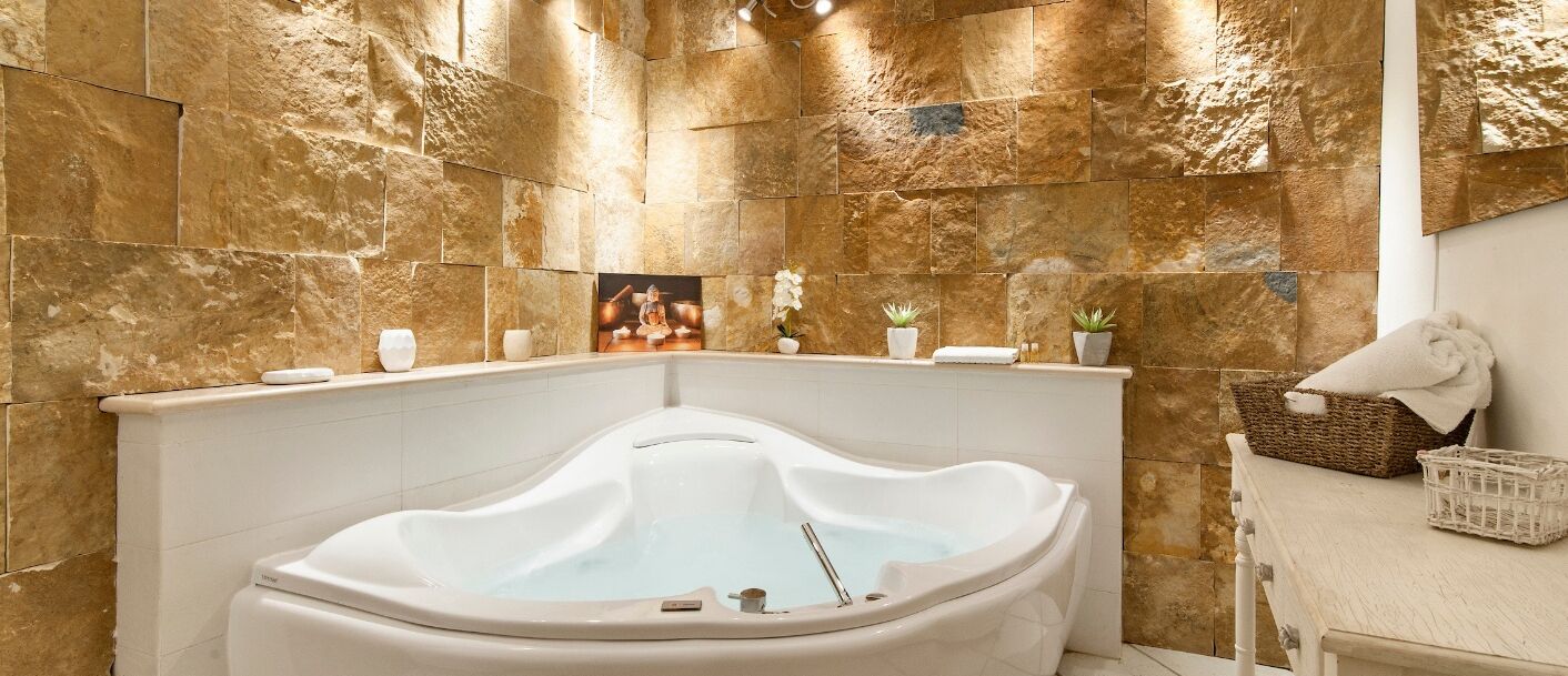 Baignoire à jets, sèche-cheveux, bidet