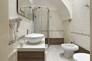 Tina de hidromasaje, secadora de cabello, bidet 