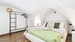 A bedroom with a bunk bed, a metal ladder, a nightstand, and a wall-mounted hat rack. - Baglivi 17 - Lecce Selection (Lecce)