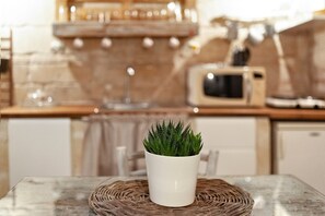 Een koelkast, een microgolfoven, een kookplaat