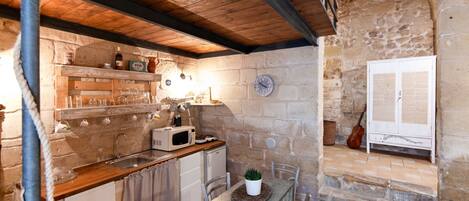 Een koelkast, een microgolfoven, een kookplaat