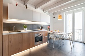 Frigorífic, forn, placa de cuina i cafetera i tetera 