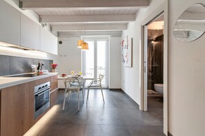 Réfrigérateur, four, plaque de cuisson, cafetière/bouilloire