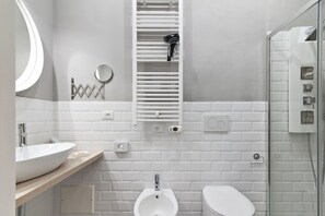 Een douche, een haardroger, een bidet