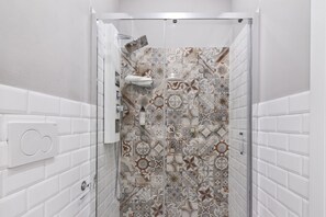 Een douche, een haardroger, een bidet