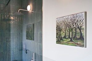 Chuveiro, secador de cabelo, bidê, toalhas de banho