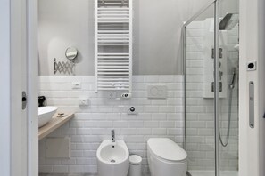 Dusj, hårføner, bidé og håndklær