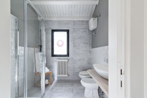 تجهيزات دش، مجففات شعر، مراحيض شطف