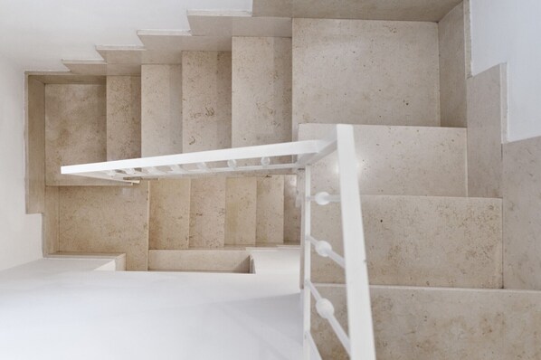 A staircase with a white handrail and beige steps. - InCentro Exclusive Terrace Suite - Lecce Selection (Lecce)