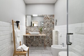 Bruser, hårtørrer, bidet