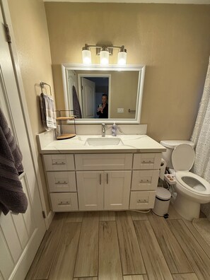 Haartrockner, Handtücher, Seife, Toilettenpapier