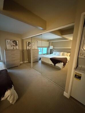 2 bedrooms, iron/ironing board, WiFi, bed sheets - Cozy 2-bedroom townhome in charming San Diego with AC, WiFi, Pool, and Gym (San Diego)