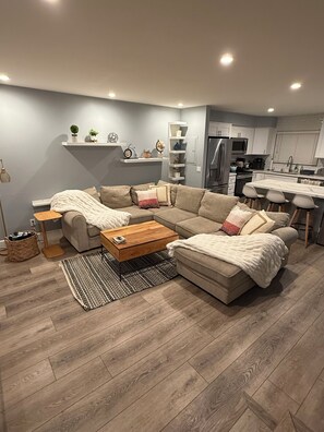 Smart TV - Cozy 2-bedroom townhome in charming San Diego with AC, WiFi, Pool, and Gym (San Diego)