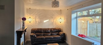 3-Bed House in Newcastle under Lyme, free parking