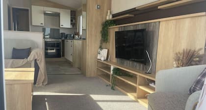 2 Bed-Sleeps 6 -Patio-Parking-Pet Friendly