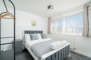 5 bedrooms, iron/ironing board, WiFi, bed sheets
