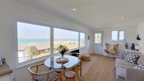TV - Vu an Tecca enjoys spectacular sea views and is newly refurbished. (Hayle)