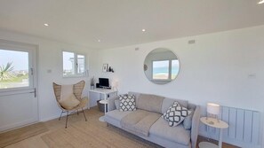 TV - Vu an Tecca enjoys spectacular sea views and is newly refurbished. (Hayle)