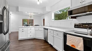 Geladeira, micro-ondas, fogão, cooktop