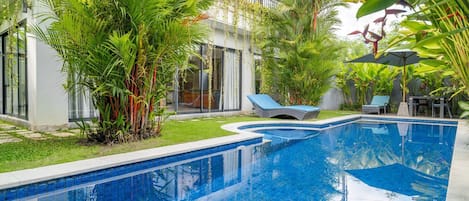 Outdoor pool, pool umbrellas, sun loungers