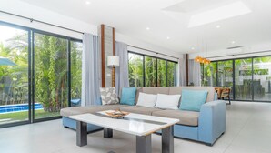Luxury Villa, 5 Bedrooms, Private Pool, Pool View | Ruang tamu | 50 inci televisyen LCD dengan digital 