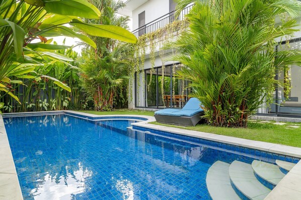 Outdoor pool, pool umbrellas, sun loungers - Villa Damai Canggu (Canggu)