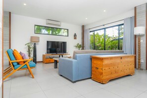 奢華別墅, 5 間臥室, 私人泳池, 泳池景觀 | 起居區 | 50-吋 LCD 液晶電視，提供數位頻道