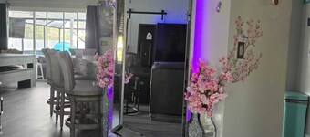 Charming 3-br Poolhouse sleeps 15 near beaches, family games to keep night going