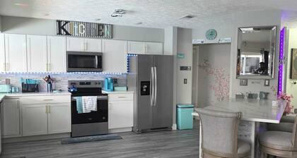 Charming 3-br Poolhouse sleeps 15 near beaches, family games to keep night going