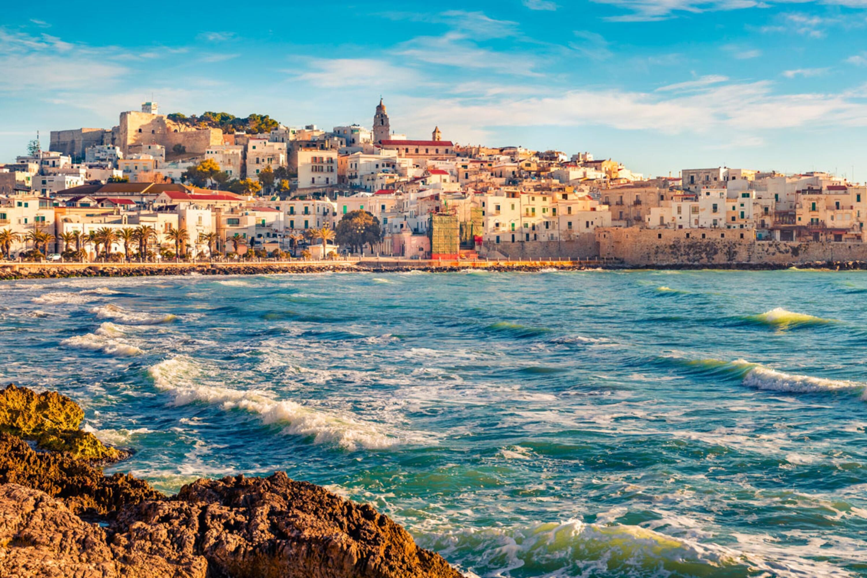 Vue de face de la ville de Vieste