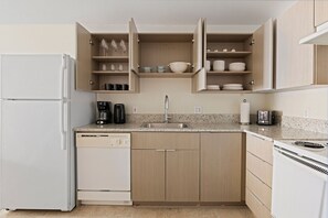 Kjøleskap, mikrobølgeovn, ovn og oppvaskmaskin